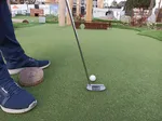 Sieht so aus, als könnte das passen - durch den Rundbogen des Gradierwerks gespielt und mit genug Schwung, trifft man das Loch dahinter direkt und versenkt den Golfball mit einem Schlag.