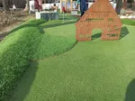 Auch markante Bad Sassendorfer Sehenswürdigkeiten wie der Hof Hueck und das Gradierwerk sind auf der Adventuregolf-Anlage im Kurpark Bad Sassendorf verbaut.
