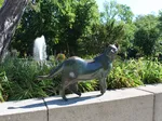In der Nähe des Gradierwerks im Kurpark Bad Sassendorf befindet sich diese Bronzeskulptur einer Katze, gegenüber befindet sich eine weitere, die sich zu belauern scheinen. Neben den Katzen gibt es noch viele weitere Skulpturen im Kurpark Bad Sassendorf.