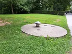 Das Bild zeigt eine abgedeckte Solequelle im Kurpark Bad Sassendorf.