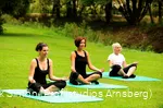 Möglichkeiten, zu entspannen, gibt es in Bad Sassendorf viele von A wie Autogenem Training bis Z wie Zen Meditation. Ein besonderes Angebot ist Yoga am Gradierwerk.