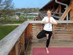 Durchatmen und entspannen - beim Yoga am Gradierwerk im Kurpark Bad Sassendorf ist das möglich. Die einfachen Übungen sind auch für Einsteiger gut geeignet.