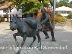 Die Sassendorfer Salzspuren sind ein Rundgang vom Hof Haulle durch den Ort und den Kurpark, vorbei an Gebäuden, Plätzen und Kunstwerken, die die lokale Salzhistorie dokumentieren und/oder für die Verwendung der Sole zu Heilzwecken stehen.