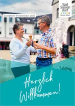 Das Titelbild des Gastgeberverzeichnisses ist 2021 Gelb. Herzlich Willkommen steht darauf. Das Foto zeigt eine Draufsicht auf die Außenbecken der Therme und das Gradierwerk im Hintergrund.