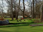 Die Adventuregolfanlage im Kurpark Bad Sassendorf zeigt das Thema Landwirtschaft und Viehzucht im Kreis Soest, verbaut sind außerdem Materialien wie Holz und Grünsandstein aus dem Kreis Soest.