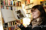 In der Bücherei finden Sie eine große Auswahl an Büchern verschiedener Genres, außerdem liegen Zeitungen und Zeitschriften zum Lesen aus.