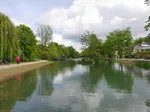 Der Teich mit Pyramide im Kurpark Bad Sassendorf