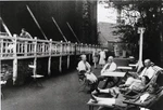 Kurgäste am Gradierwerk, um 1900