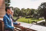 Zwei Frauen stehen auf der Terrasse des Gradierwerks und schauen auf den Kurpark. Die eine Frau zeigt mit dem Finger auf etwas und erzählt der anderen Frau etwas.