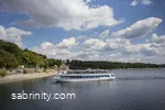 Mit 40 km Seeufer ist der Möhnesee ein ideales Ziel zum Schwimmen, Segeln und Surfen – kurz: zum Erholen, mit dem Rad über die Pengel-Anton-Route ohne große Steigungen zu erreichen..