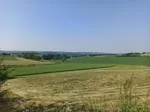 Eine wunderschöne Hügellandschaft am Möhnesee mit Blick auf den Möhneturm.